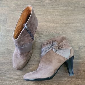 New Sofft Taupe Brown Suede Ankle Booties Boots Ruching Size 10